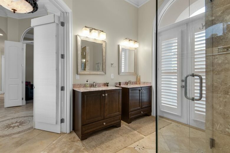 Home Exchange in Destin, FL, lake front property guest bath shared