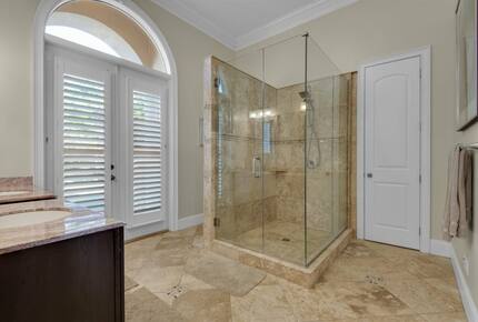 Home Exchange in Destin, FL, lake front property shared guest bathroom