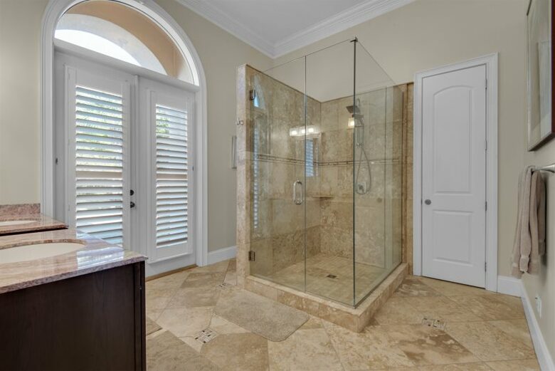 Home Exchange in Destin, FL, lake front property shared guest bathroom