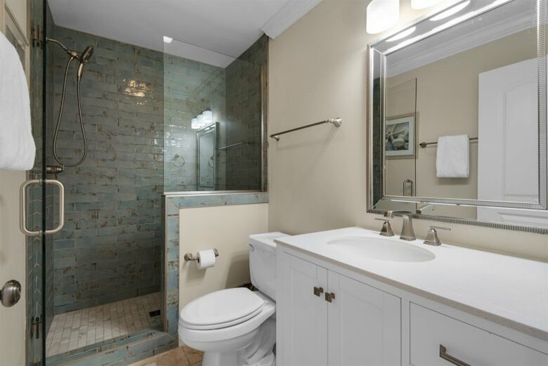 Home Exchange in Destin, FL, lake front property guest bathroom