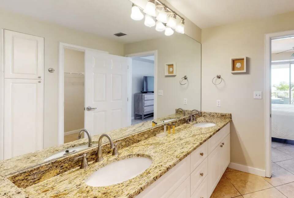 Home Exchange in Miramar Beach, FL, guest bathroom