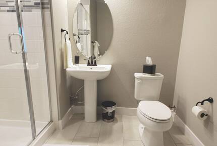 Home Exchange in Denver, CO, luxury townhome full bathroom