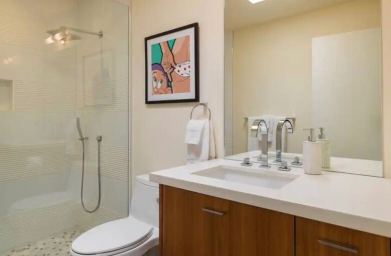 Home Exchange in Palm Springs, CA, guest bathroom