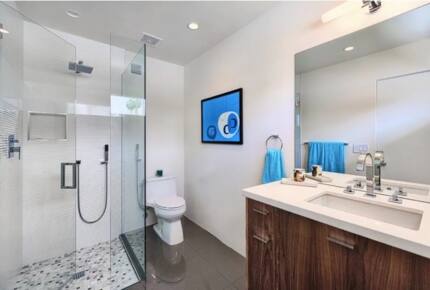 Home Exchange in Palm Springs, CA, en suite bathroom