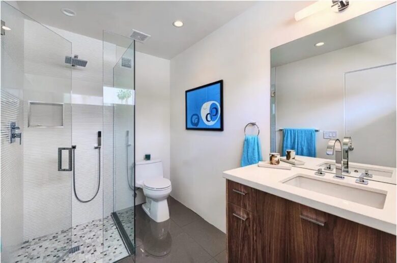 Home Exchange in Palm Springs, CA, en suite bathroom