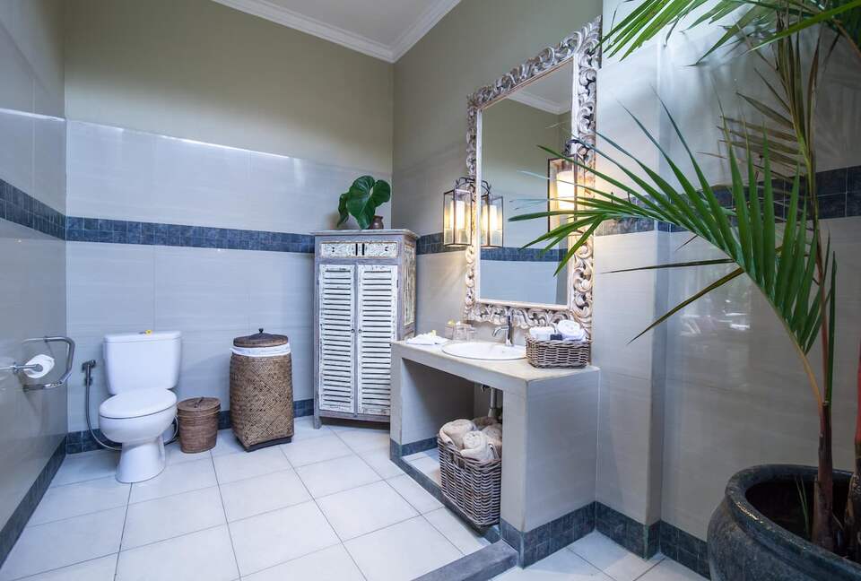 Home exchange in Ubud, Bali, bathroom next to family room