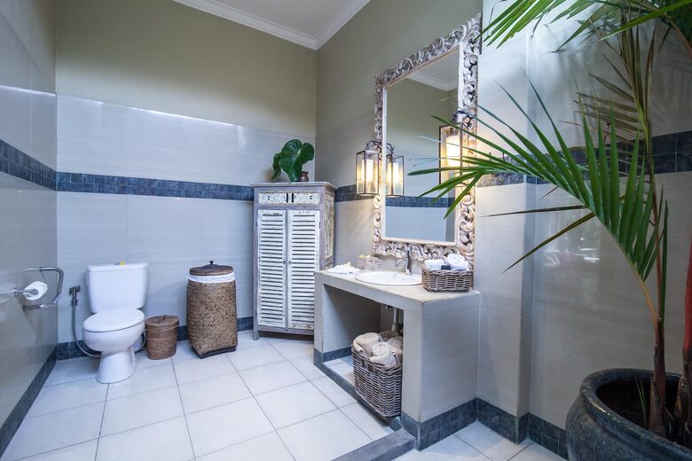 Home exchange in Ubud, Bali, bathroom next to family room