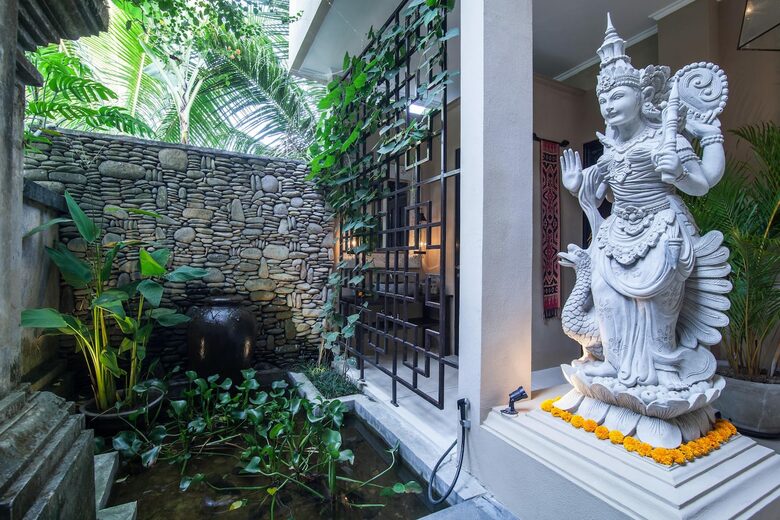 Home exchange in Ubud, Bali, entrance with pond and statue
