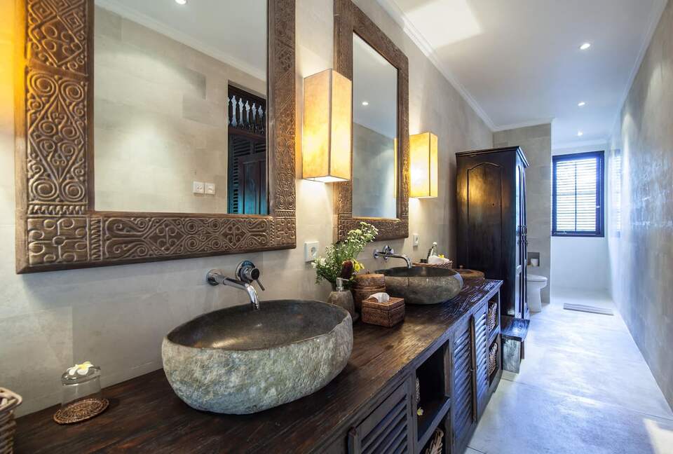 Home exchange in Ubud, Bali, master bathroom with dual vanity