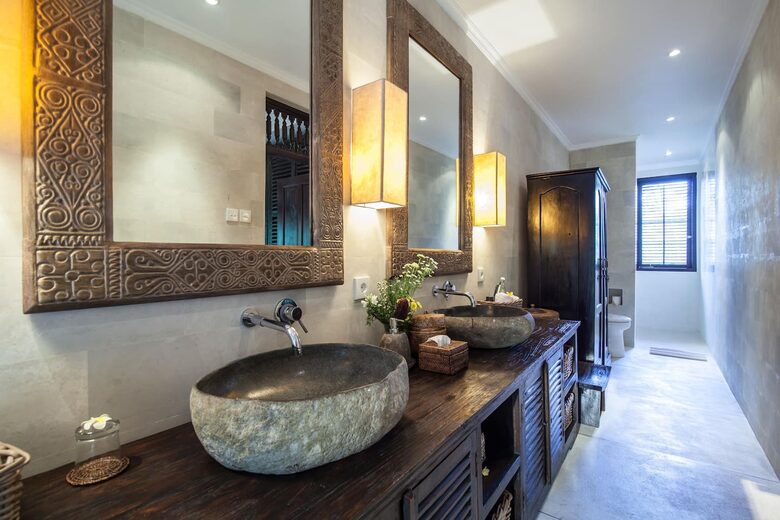 Home exchange in Ubud, Bali, master bathroom with dual vanity