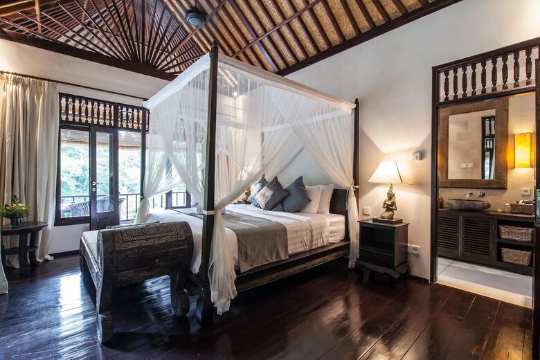 Home exchange in Ubud, Bali, four poster canopy bed in master bedrooom