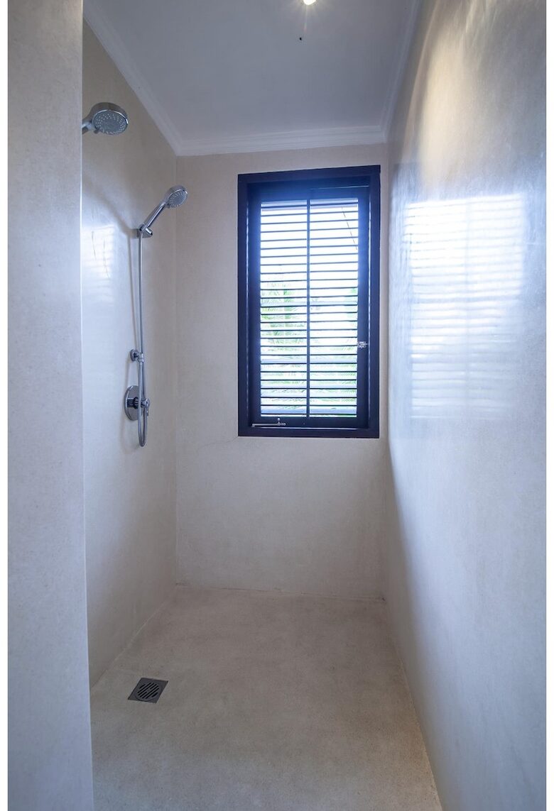 Home exchange in Ubud, Bali, master bathroom double shower