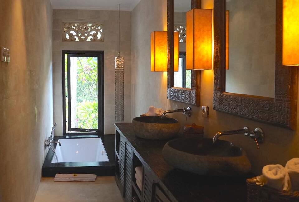 Home exchange in Ubud, Bali, master bath with sunken tub & garden view