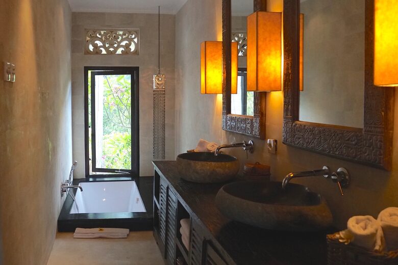 Home exchange in Ubud, Bali, master bath with sunken tub & garden view