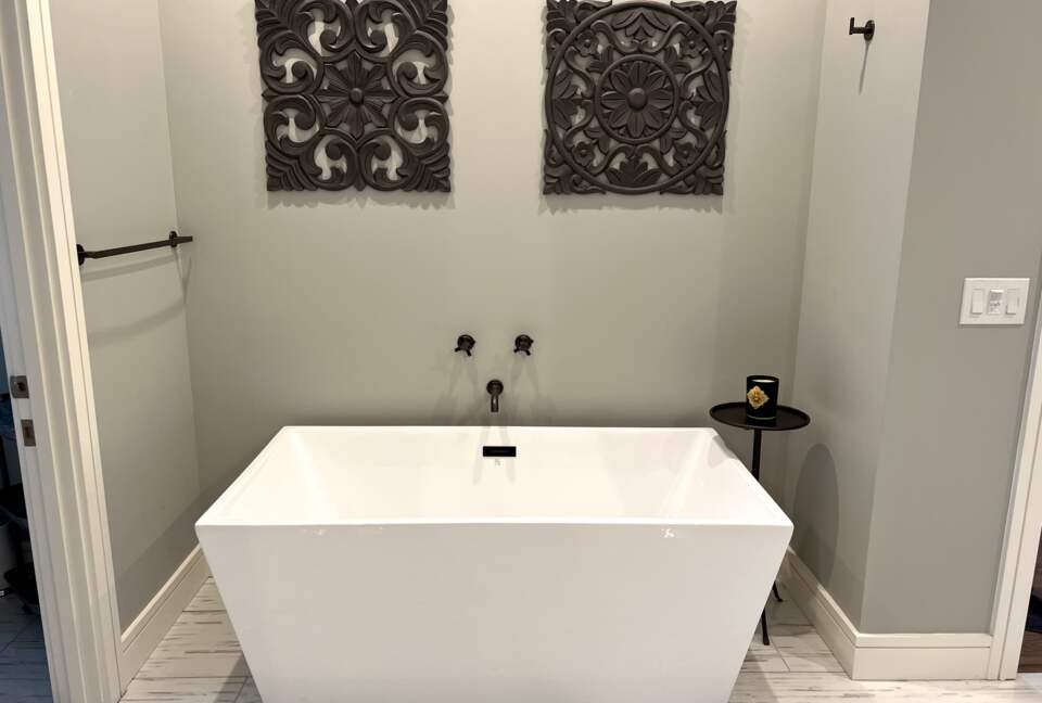 Primary bathroom #1 w/tub and shower