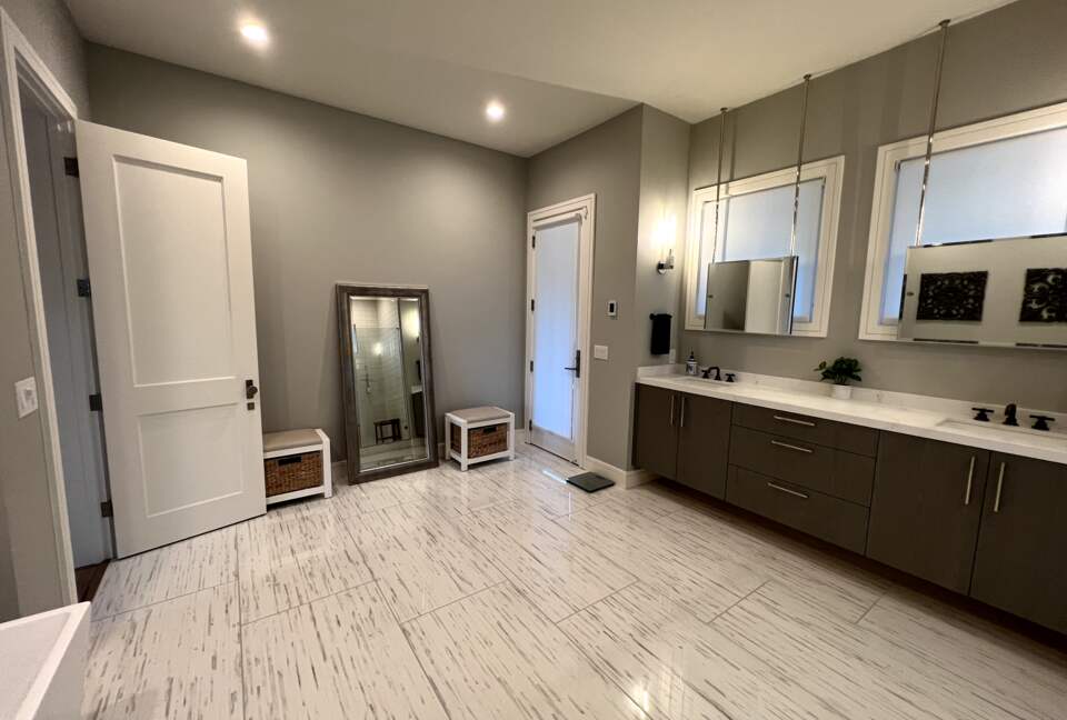 Primary bathroom #1 w/tub and shower