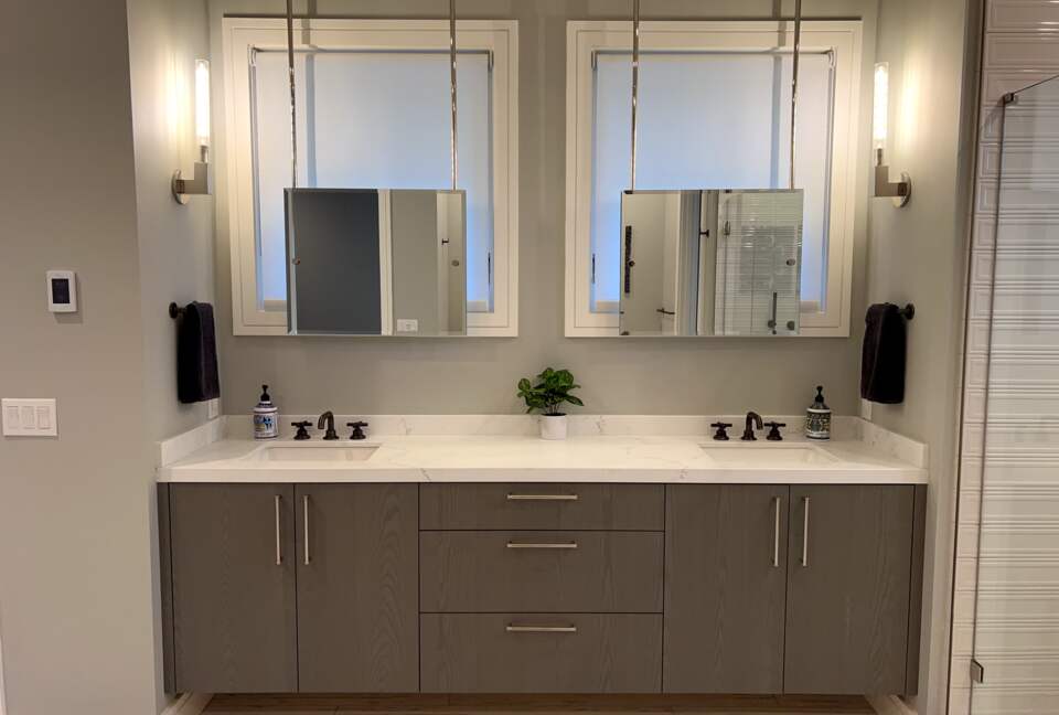 Primary bathroom #1 w/tub and shower