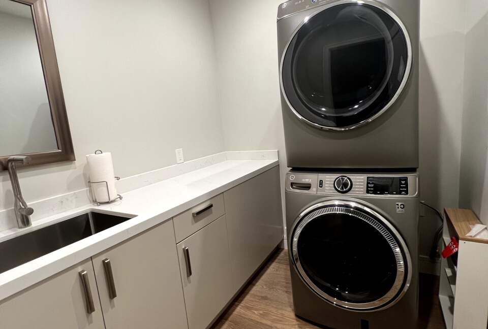 Laundry room (lower level)