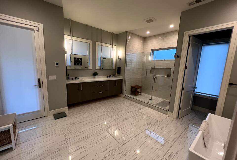 Primary bathroom #1 w/tub and shower