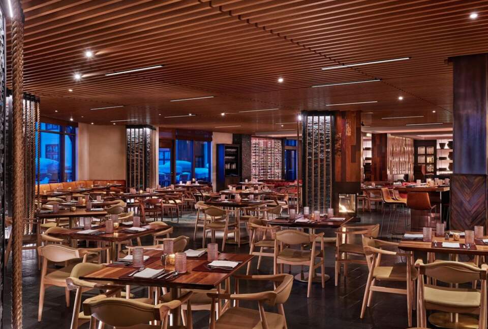 Restaurant and bar with first class dining