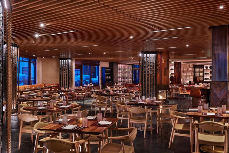 Restaurant and bar with first class dining