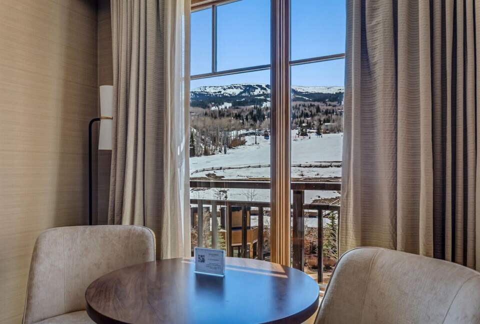 Gorgeous mountain views from cozy sitting area