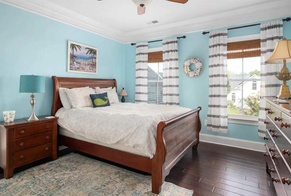 Comfortable beach-themed bedroom