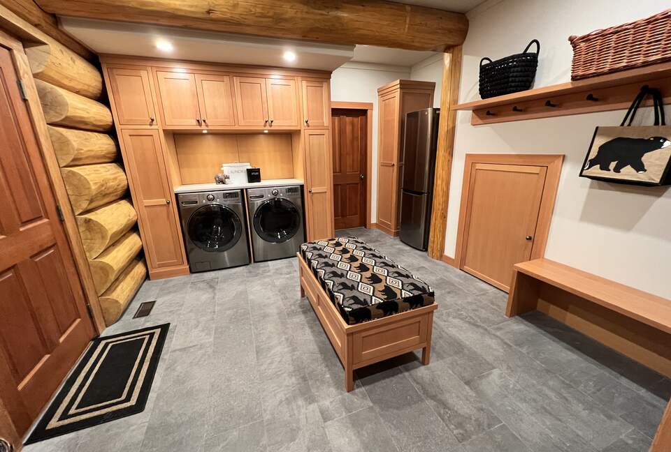 Coat/laundry room