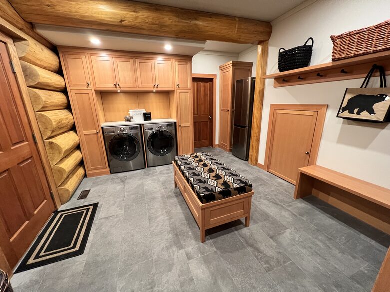 Coat/laundry room