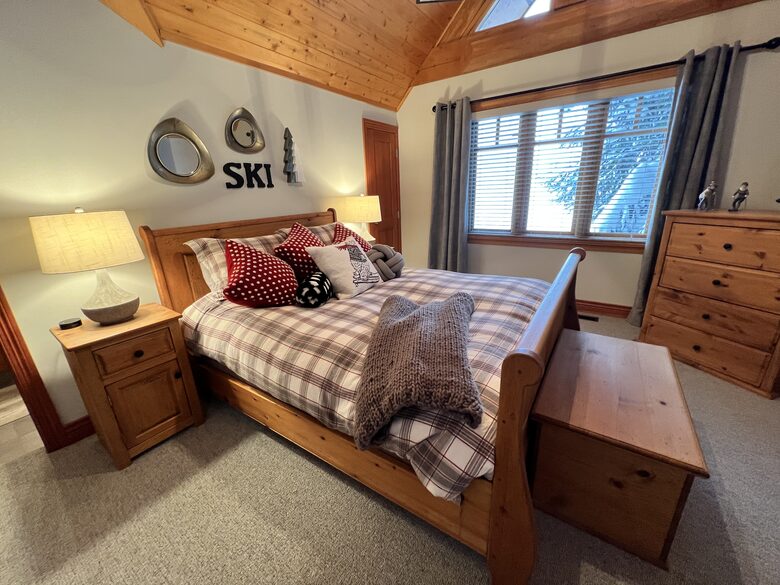 Bedroom #2 - Queen bed, desk, ensuite