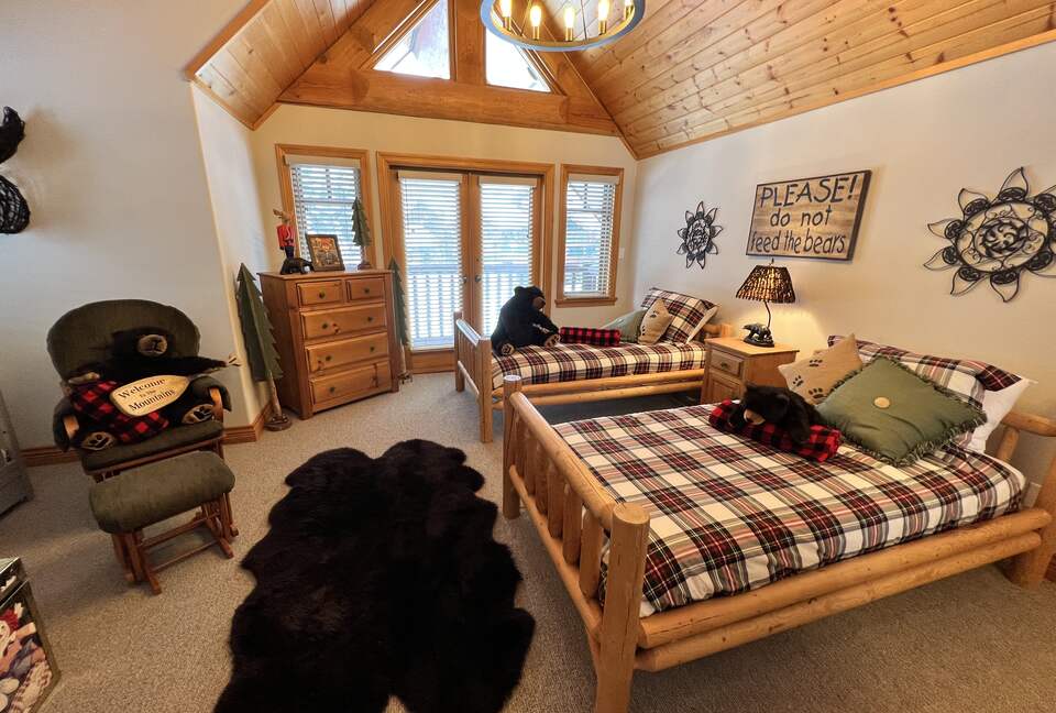 Bedroom #4 - 2 single beds, crib, ensuite