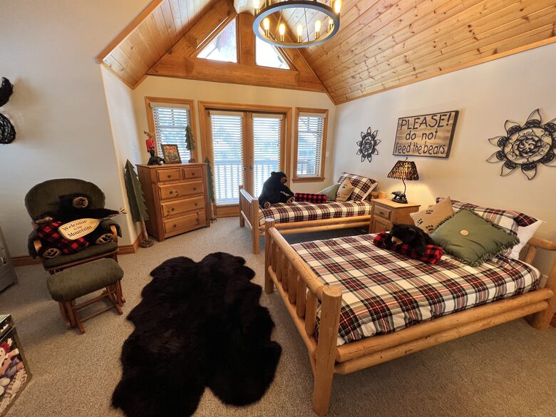 Bedroom #4 - 2 single beds, crib, ensuite