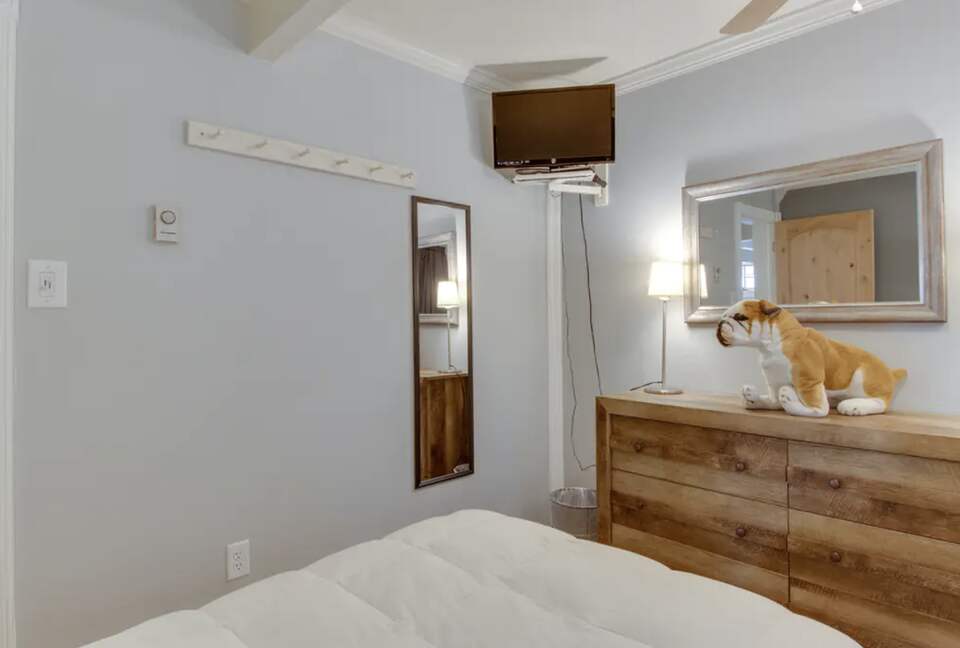 Home Exchange in Aspen, CO, guest bedroom with TV