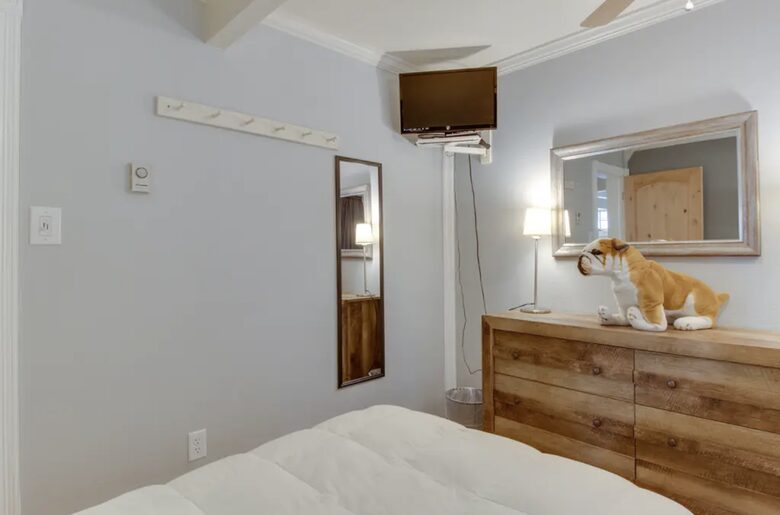 Home Exchange in Aspen, CO, guest bedroom with TV