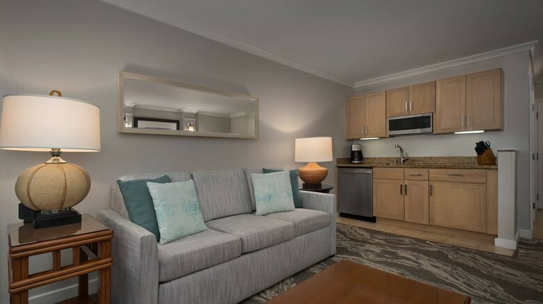 Home Exchange in Maui, HI, villa mini bar with mini fridge