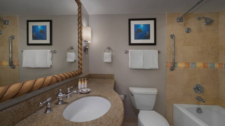 Home Exchange in Maui, HI, shower tub combo bathrooms