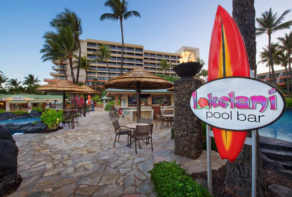 Home Exchange in Maui, HI, pool bar with views of the pacific