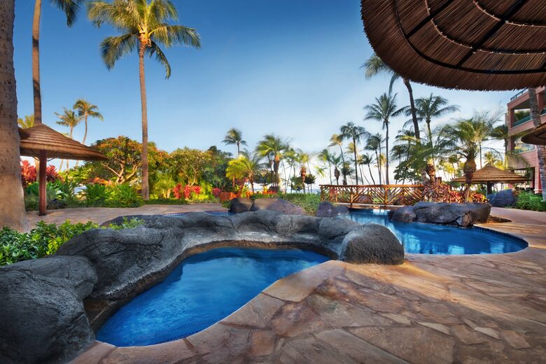 Home Exchange in Maui, HI, hot tubs under the palm trees