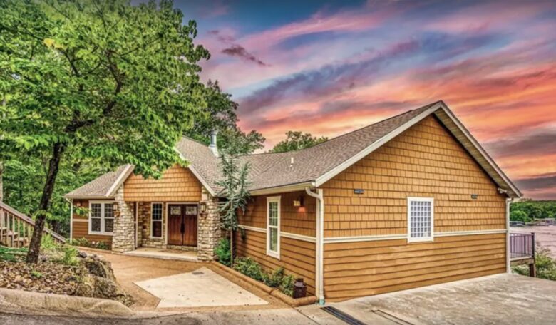 Lake of the Ozarks Waterfront Oasis exterior