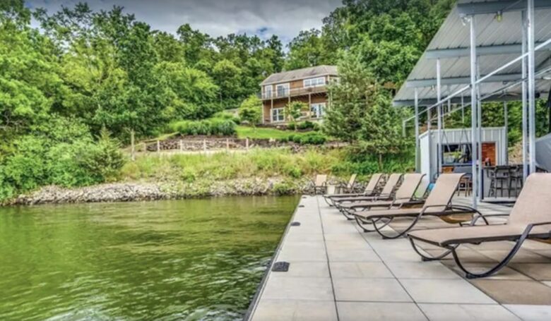 Lounge area by the water