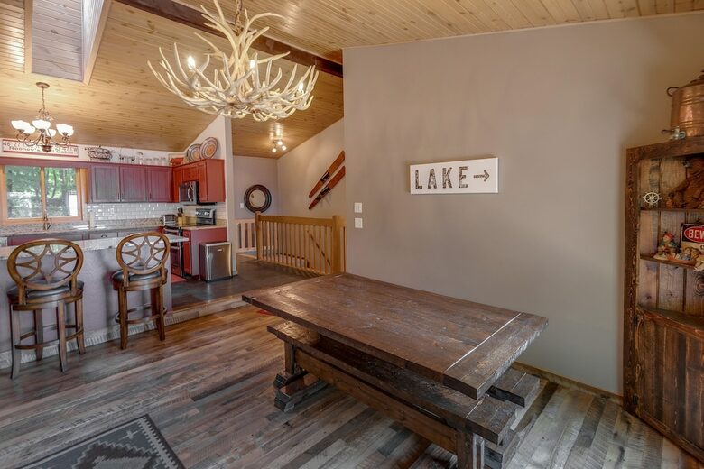 Home Exchange in Nisswa, MN, kitchen table