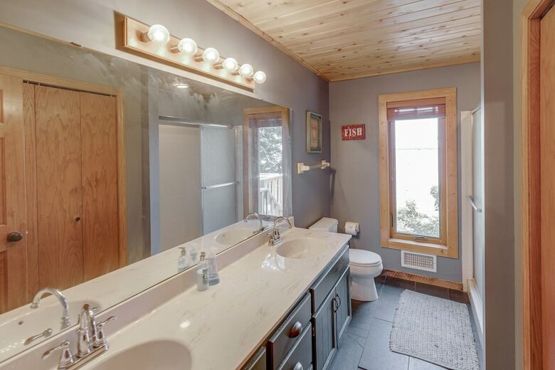 Home Exchange in Nisswa, MN, upstairs bathroom