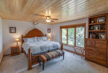 Home Exchange in Nisswa, MN, master bedroom with king bed