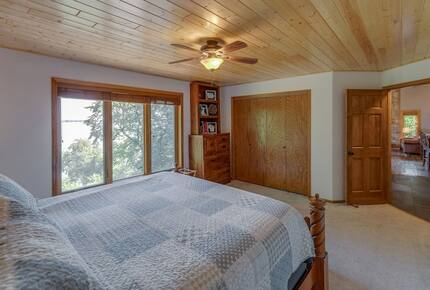 Home Exchange in Nisswa, MN, master bedroom with king bed