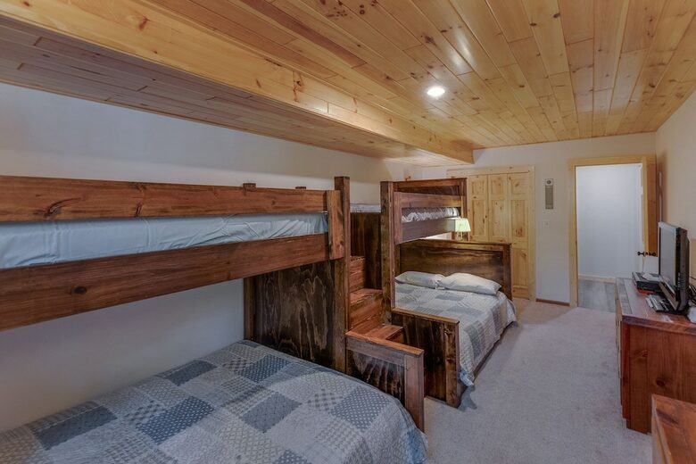 Home Exchange in Nisswa, MN, custom bunk room with four beds