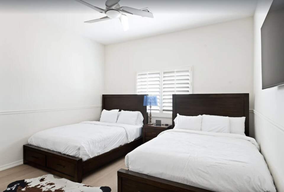 Guest room with double queen beds