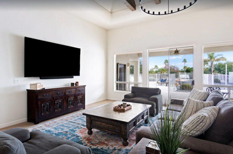 Spacious living room