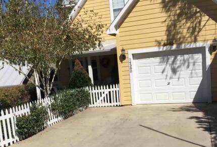Home Exchange in Amador City, CA, charming yellow cottage