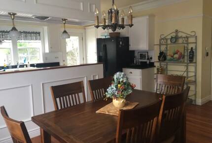 Home Exchange in Amador City, CA, charming kitchen and dining room
