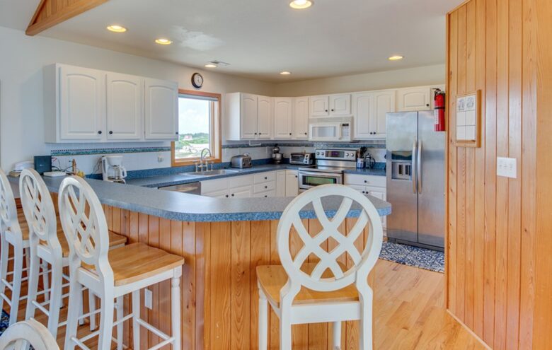 Kitchen with eat in bar